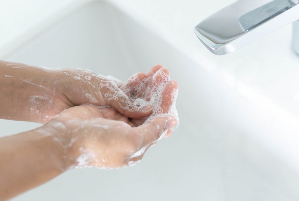 Kraanan äärellä kättä pesemässä